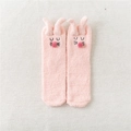 Detalle de calcetines de vellón de coral rosa con orejas de conejo y pompón de peluche - Talla única / Rosa Claro