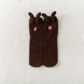Detalle de calcetines de conejo en forro polar coral marrón con orejas 3D y nariz de pompón - Talla única / café