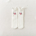 Detalle de calcetines de conejo en felpa blanca con suave forro coral y orejas 3D de conejo - Talla única / Blanco