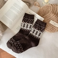 Calze di lana Fair Isle marrone scuro con motivi a cuore rosa e alberi di Natale - Taglia unica / caffè