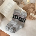 Calze di lana con motivo jacquard foresta di pini e cuori rosa in grigio chiaro - Taglia unica / Grigio chiaro