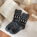 Calze di lana grigio scuro Fair Isle con motivi di alberi bianchi e cuori rosa - Taglia unica / grigio scuro
