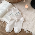 Calze di lana beige con gatto e fiocco blu su un morbido tessuto a maglia - Taglia unica / Bianco Latte