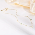 Elegante goldene Edelstahlhalskette mit grünen Zirkonanhängern und Herz-Anhänger-Detail - Grüner Zirkonia