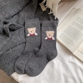 Dicke dunkelgraue Wintersocken aus Wolle mit süßer Teddybär-Stickerei und Strickstruktur - Einheitsgröße / Dunkelgrau