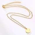 Collana in acciaio inossidabile dorato con ciondolo rotondo, zircone bianco e moschettone - Oro
