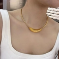 Collar de acero inoxidable dorado con colgante de tubo curvado y cadena de serpiente fina - Dorado
