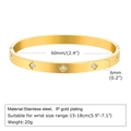 Brazalete ovalado de acero inoxidable chapado en oro IP con circonitas y diámetro interno de 60 mm - Dorado