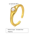Detailansicht der 6,7mm Perle auf einem goldfarbenen Kupferring mit offener Schiene - 6,7 mm / Gold mit weißer Imitationsperle
