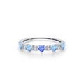 S925 Silberring mit fünf blauen Herzsteinen und kleinen Zirkonia-Akzenten auf weißem Grund - US 5 / Blau