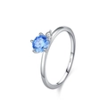 Anello geometrico in argento S925 con gemma blu rotonda e dettaglio in zircone bianco - US 5 / Rotondo Blu Chiaro (JZ2101)