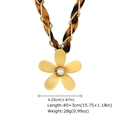 Dettaglio del ciondolo a fiore dorato da 4,25 cm e catena in tessuto leopardato - Cinghia Leopardata Fiore con Perla Artificiale (NC-2696G)