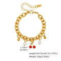 Vista dettagliata dei ciondoli a ciliegia dorata e perle su un bracciale a catena in acciaio inox - Stile Ciliegia Rossa (BR-2713G)