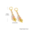 Detailansicht dreifarbiger Kupferperlen-Ohrringe mit Angabe von 5,9 cm Länge und 6 g Gewicht - Lange Dreifarbige Perlenohrringe (EBD-501G)