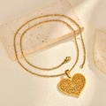 Collana in acciaio inossidabile dorato con ciondolo a cuore traforato e trame eleganti - Ciondolo Con Catena (PN-2266G)