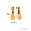 Dettaglio orecchini geometrici asimmetrici con resina ambrata e metallo dorato - Set di Orecchini (ED-947G)