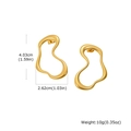 Dettaglio di orecchini a U dorati con curve fluide, altezza 4,03cm e peso di 10g - Stile Geometrico Irregolare a Onda (ES-802G)