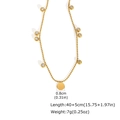 Detalle del collar de bolas doradas con dijes de circón y colgante redondo de 0,8 cm - Dorado