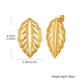 Dettaglio degli orecchini a foglia d'oro traforati con misure e texture venata - Forma a Foglia Cava Dorata (ES-811G)