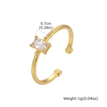 Detail van de gehamerde gouden ring met rechthoekige zirkoon en 0,7 cm steengrootte - Rechthoekige Zirconia Stijl (RC-1025G)