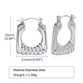Primer plano de aros en U de acero inoxidable plateado con detalles de rayas texturizadas - Plateado