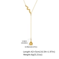 Detalle de cadena de serpiente bañada en oro de 18K con colgante pulido en forma de gota - Dorado