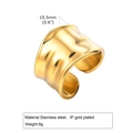 Detailweergave van de onregelmatige 18K goudvergulde ring met gehamerde textuur en maten - Goud / US 6
