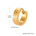 Dettaglio di orecchini huggie dorati che mostra il diametro di 1,27 cm e la larghezza di 0,4 cm - Oro