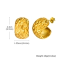Dettaglio degli orecchini a C in acciaio inossidabile placcato oro 18K con trama a rombi - Texture a Rombi (ES-561)