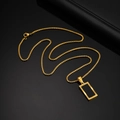 Dettaglio della collana da uomo in acciaio dorato con ciondolo rettangolare nero - Pendente con Catena / Con Catena / Oro