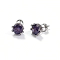 Détail macro de boucles d'oreilles couronne avec gemmes violettes rondes et serti argent - Style Couronne Violette (ZG050)