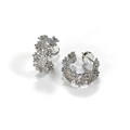 Pendientes de aro en C plateados con circonitas blancas brillantes y textura de coral - Estilo en Forma de C con Flor Hueca (ZG087)