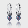Dettaglio di orecchini a corona in argento S925 con pietre cangianti a forma di cuore - Argento Ossidato Vintage (KDP114)