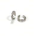 Gros plan de boucles d'oreilles argentées en C avec strass pavés et design maillon - Style Chaîne d'Ancre Pavé Argenté (ZG191)