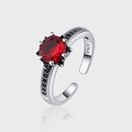 Anillo de plata S925 con una vibrante piedra preciosa roja y piedras negras laterales - Estilo Abierto de Seis Puntas en Contraste Rojo y Negro (KDP856)