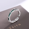 Macro shot of 925 silver ring featuring emerald baguette stones and X-shaped links - Green Rhinestone (KDP1163)