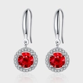 Pendientes clásicos de plata con granate redondo y halo de diamantes en fondo gris - Colgante Redondo Rojo (KDP1388)