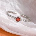 Macro di anello in argento S925 stile vintage con texture martellata e gemma rossa - Stile Aperto Pietra Rossa (KDP1405)