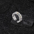 Bague en argent S925 avec étoiles et gemmes colorées sur fond sombre texturé - Style Strass Coloré (KDP1704)