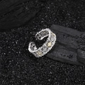 Détail macro de bague en argent S925 avec étoile dorée et texture rocheuse ciselée - Style Strass Blanc (KDP1703)