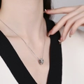 S925 Sterling Silber Zylinder Anhänger Halskette mit blauen Steinen an einer Frau - Halsketten-Set (Mit Kette)