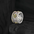 Vintage opengewerkte ring met gekleurde zirkonia op een donkere rotsachtergrond - Alleen Hanger (Zonder Ketting)