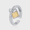 Anello aperto in argento S925 con pendente lucchetto dorato e incisione vintage - Aperto Regolabile / Stile Lucchetto a Voluta Vintage (KDP1816)