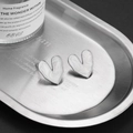 Pendientes de corazón en plata S925 con esmalte blanco sobre bandeja de metal cepillado - Blanco