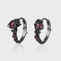 Orecchini a cerchio con rosa in argento S925 nero e petali rossi in stile gotico - Stile Gotico con Rosa in Rilievo (KDP2495)