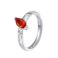 S925 Sterlingsilber Ring mit marquise-förmigem rotem Zirkon und gehämmerter Textur - Gehämmerte Textur Marquise Roter Stein Stil (KDP2506)