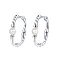 Orecchini a cerchio in argento S925 design a bambù con perle bianche stile francese - Orecchini a Cerchio con Perla e Bambù (KDP2541)