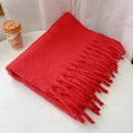 Morbida sciarpa rosso brillante effetto cashmere con lunghe frange in posa piatta casual - Rosso Vero