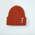 Bonnet en maille côtelée caramel avec broderie en X blanche et design à revers plié - Orange foncé