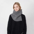 Grauer Strick-Halswärmer mit Rippenmuster für winterliche Lagen-Looks - Grau